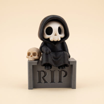 Sensenmann auf Grabstein – Gothic Mini-Figur – Produktfoto auf Creme-Hintergrund