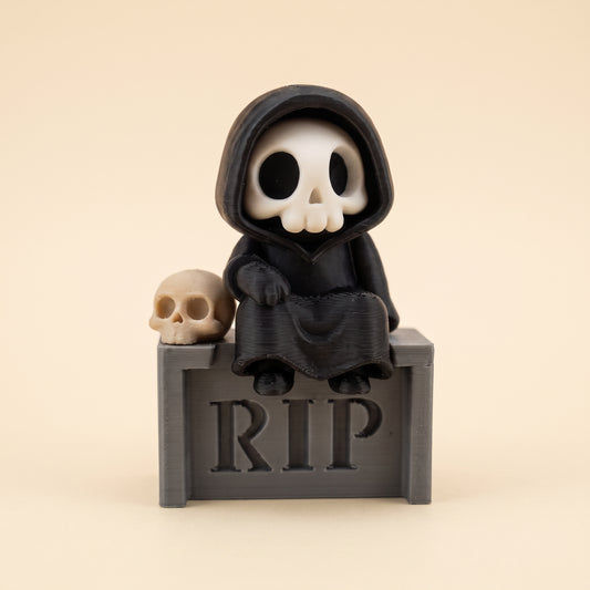 Sensenmann auf Grabstein – Gothic Mini-Figur – Produktfoto auf Creme-Hintergrund