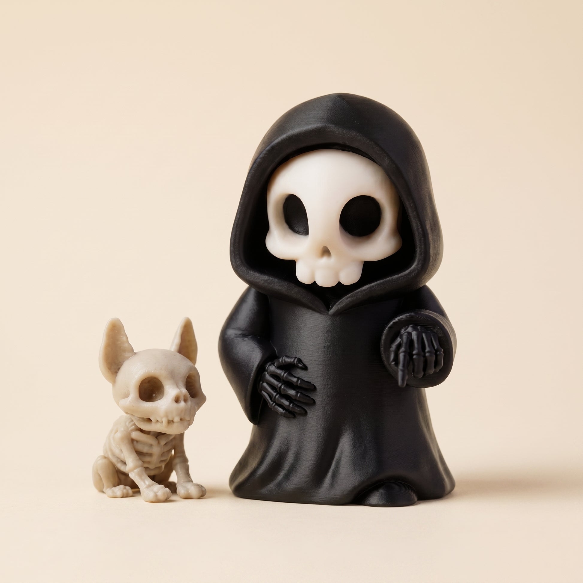 Sensenmann mit Skelett-Hund – Gothic-Duo – Produktfoto auf Creme-Hintergrund