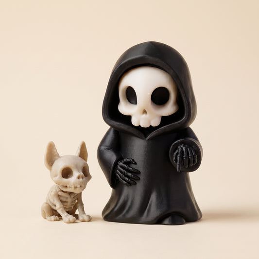 Sensenmann mit Skelett-Hund – Gothic-Duo – Produktfoto auf Creme-Hintergrund