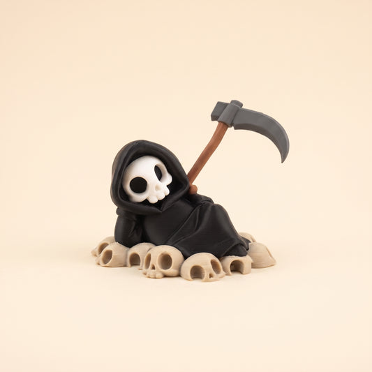 Sensenmann auf Schädelhaufen – Gothic-Figur – Produktfoto auf Creme-Hintergrund