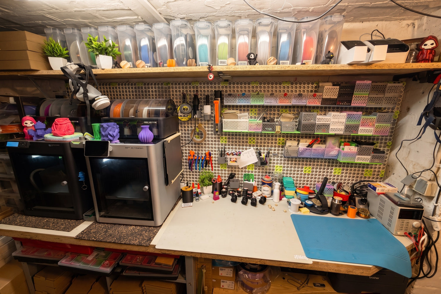 Blick in die Sproutwerk-Werkstatt: 3D-Drucker, Filamentregal und Werkbank in Potsdam